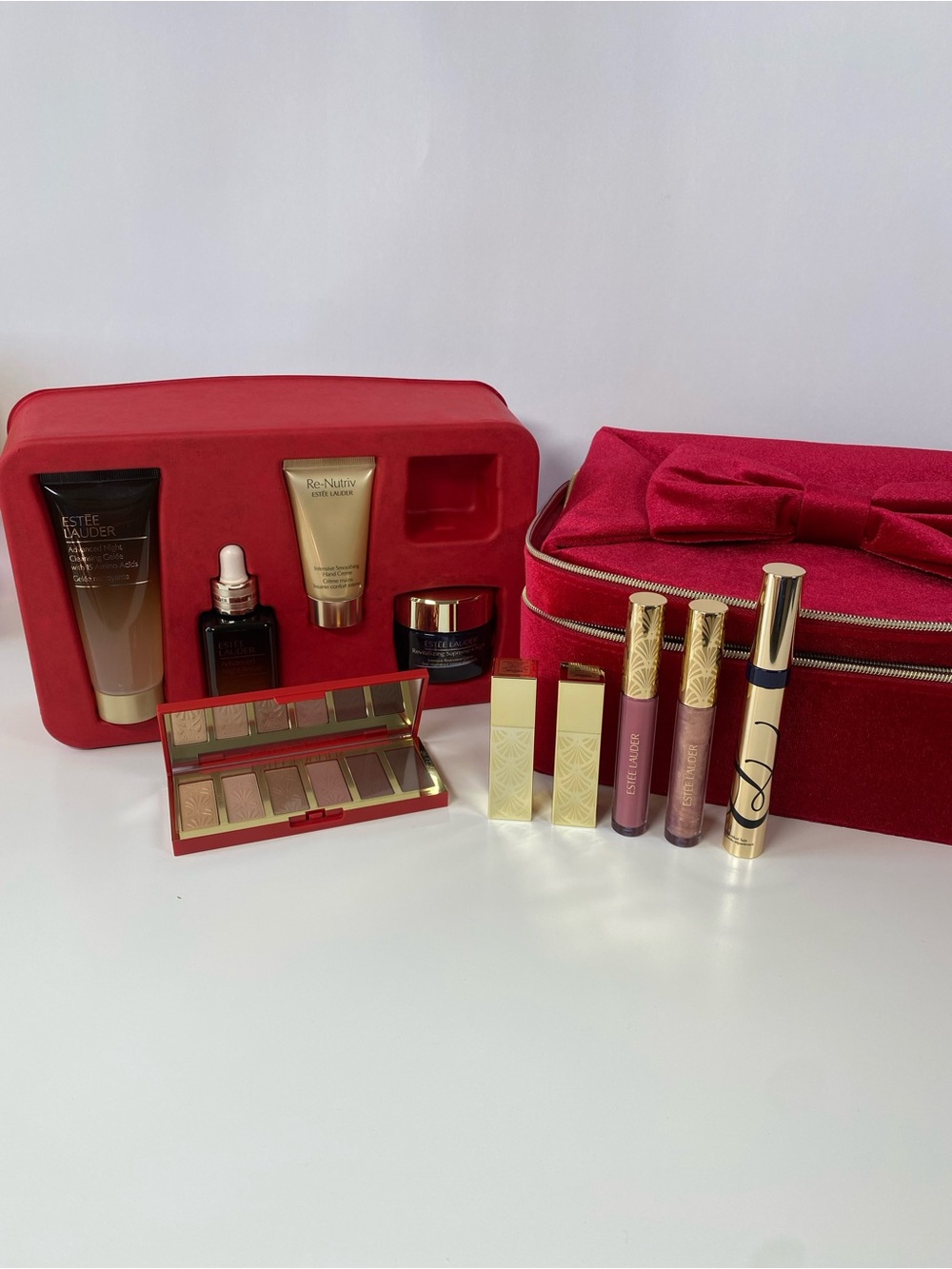 ESTEE LAUDER- Make-up & Skincare Bundle.